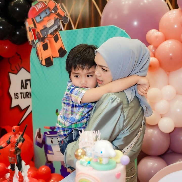 <p>Pada momen perayaan ulang tahunnya ini, Afwa terlihat tidak bisa lepas dari sang Bunda, nih. Pada satu momen, Afwa bahkan meminta untuk digendong oleh Ibundanya. Gemas banget, ya! (Foto: Instagram: @ctdk)</p>