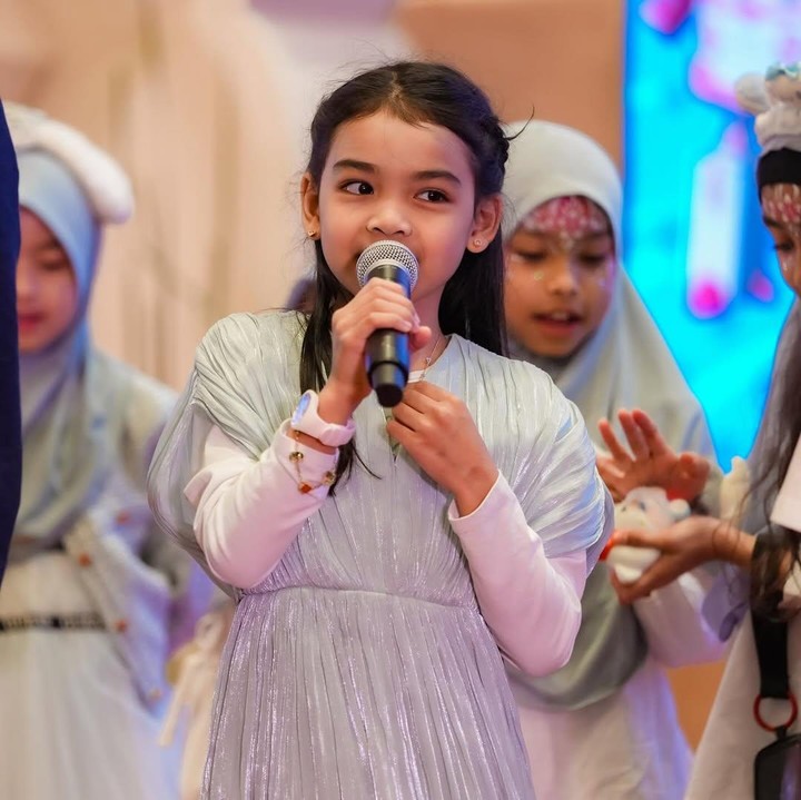 <p>Momen ini dibagikan langsung oleh Siti Nurhaliza melalui laman Instagram-nya. Acara ulang tahun berlangsung meriah dan dihadiri oleh teman-teman sekolah Aafiyah dan Afwa, Bunda. (Foto: Instagram: @ctdk)</p>