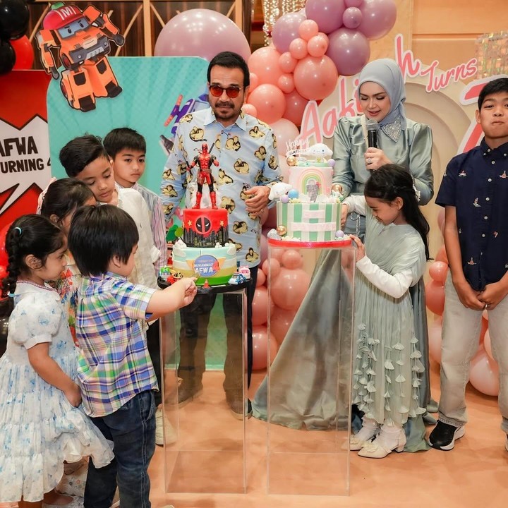 <p>Siti Nuharliza menikah dengan Khalid Mohamad Jiwa pada tahun 2006. Dari pernikahan ini, keduanya pun dikaruniai dua anak bernama Siti Aafiyah dan Muhammad Afwa. Belum lama ini, Siti Nurhaliza baru saya merayakan ulang tahun kedua anaknya, Bunda. (Foto: Instagram: @ctdk)</p>