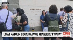 VIDEO: Umat Katolik Berduka, Paus Fransiskus Wafat