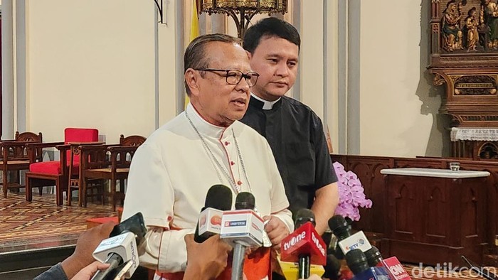 Uskup Agung Jakarta Kardinal Ignatius Suharyo di Gereja Katedral, Jakarta Pusat.