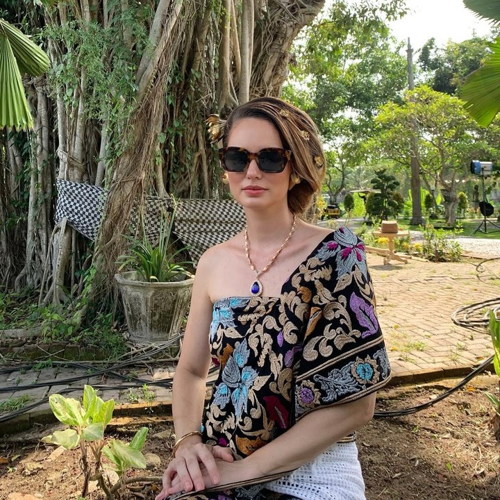 <p>Saat perayaan Hari Kartini 2025, Valentine juga membagikan potretnya mengenakan salah satu kain tradisional khas Indonesia. Gayanya ini semakin lengkap dengan kalung berhias liontin biru yang indah. (Foto: Instagram: @valentinepayenwicaksono)</p>
