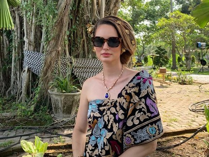 Curi Perhatian, Simak Potret Valentine Payen Istri Bule Ario Bayu Kenakan Busana Tradisional Indonesia