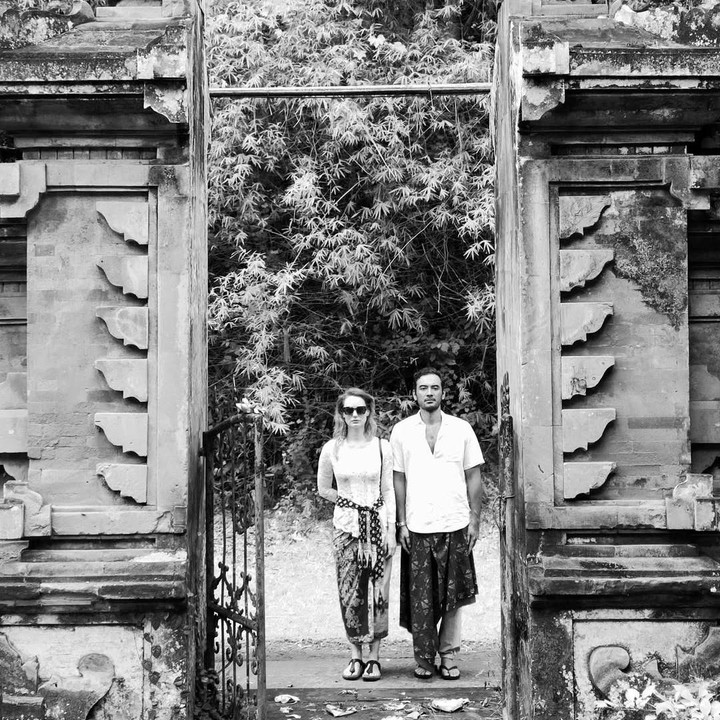 <p>Aktor tampan Ario Bayu menikah dengan aktris keturunan Prancis bernama Valentine Payen, Bunda. Meski berdarah Eropa, Valentine tetap menunjukan kecintaannya pada Indonesia. (Foto: Instagram: @valentinepayenwicaksono)</p>