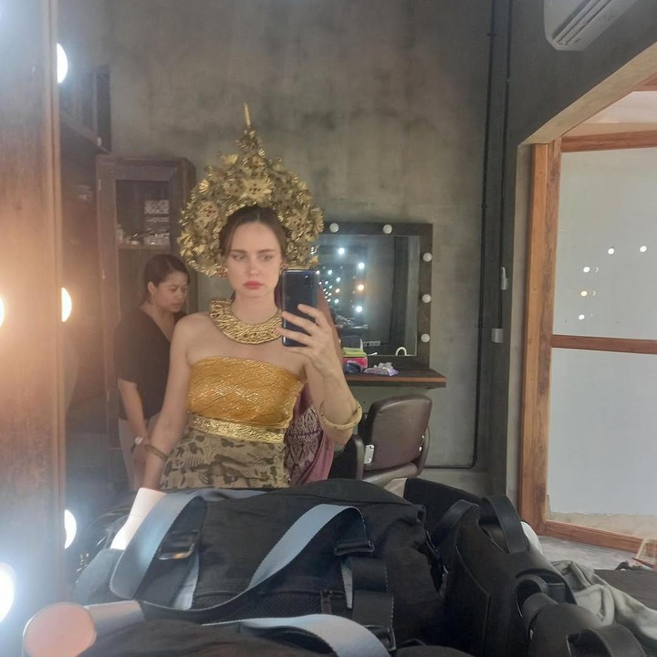 <p>Valentine juga pernah mencoba pakaian adat Bali lengkap dengan <em>head piece</em>-nya yang tinggi. Cantik banget ya, Bunda. (Foto: Instagram: @valentinepayenwicaksono)</p>