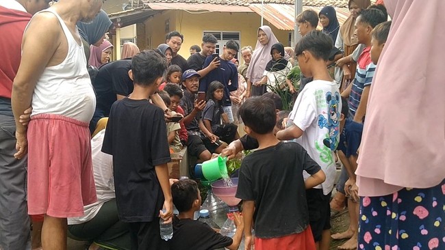 Darno yang ikut berebut air 'berkah' mengaku penyakit di kakinya sembuh setelah minum air tersebut. Ternyata, air tersebut dari pipa PDAM yang bocor.