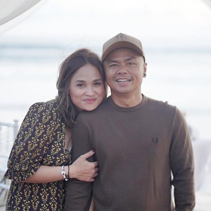 <p>Wendy dan Ayu diketahui menikah pada 18 April 2010. Selama belasan tahun menjalani pernikahan, pasangan ini juga jauh dari gosip miring. Justru sebaliknya, mereka sering kali membagikan kebahagiaan bersama ketiga anaknya di hadapan publik. (Foto: Instagram@revtiayunatasya)</p>