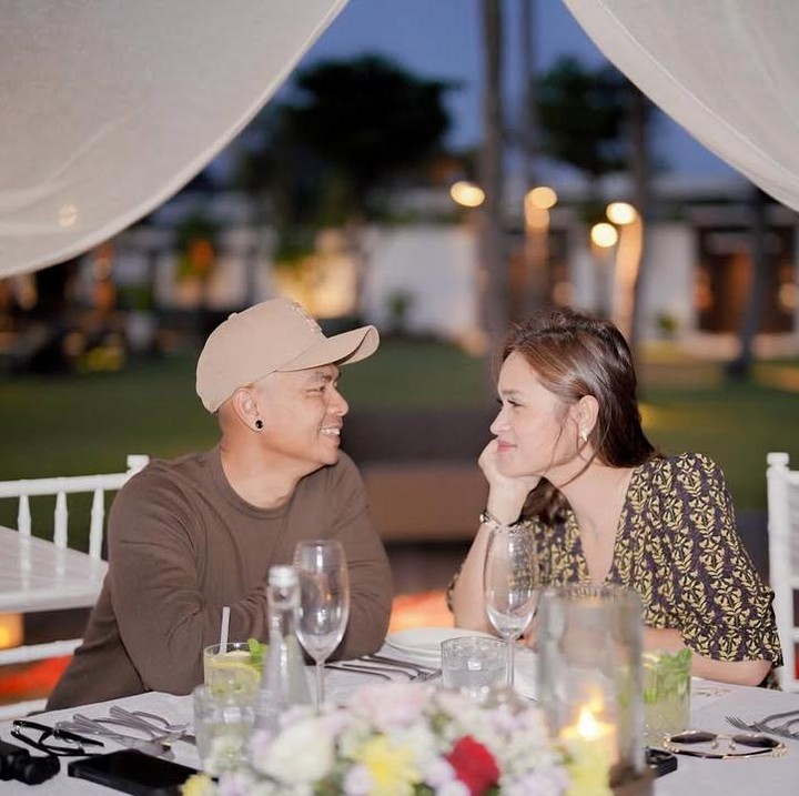 <p>Ayu pun menuliskan <em>caption</em> manis pada <em>postingan</em> yang satu ini. “Merayakan 15 tahun pernikahan kami! Kami siap untuk tahun-tahun berikutnyaaaaa,” tulis Wendy, dikutip dari laman<em> Instagram@revtiayunatasya,</em> Selasa (22/4/2025). (Foto: Instagram@revtiayunatasya)</p>