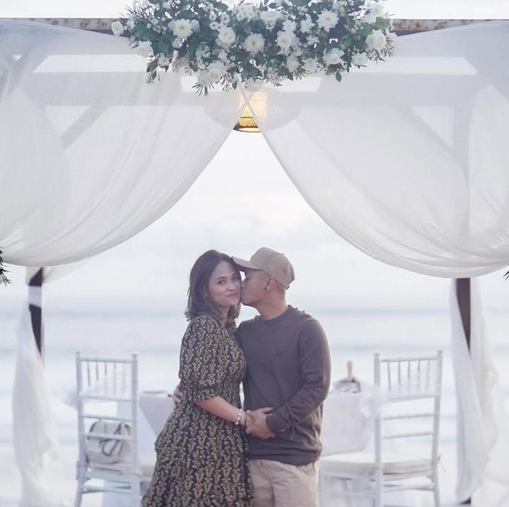 <p>Komedian yang satu ini baru saja merayakan ulang tahun pernikahan dengan sang istri pada 18 April. Keduanya menikmati waktu bersama dengan <em>dinner</em> romantis di tepi pantai di Bali. Momen itu dibagikan di akun Instagram. (Foto: Instagram@revtiayunatasya)</p>
