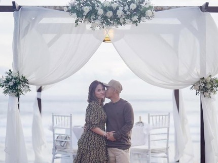 Rayakan 15 Tahun Pernikahan, Ini Potret Romantis Wendi Cagur & Ayu Natasya Dinner di Tepi Pantai