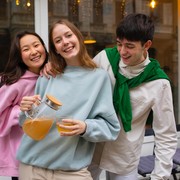 4 Zodiak yang Paling Asyik dan Heboh saat Kumpul Bersama Teman, Bikin Acara Jadi Lebih Seru!