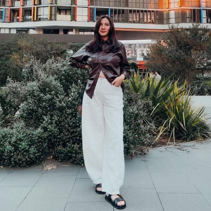 <p><em>Style</em> Acha yang juga menjadi sorotan saat hamil anak ketiga ini adalah ketika ia padu padan kemeja kulit cokelat dan celana jeans kulit putih. Perpaduan warna pakaian ini terbilang unik karena tidak senada. Meski demikian, perpaduan warna ini ternyata cocok disatukan dalam gaya <em>casual</em> ibu hamil seperti Acha. (Foto: Instagram @achasinaga)</p>