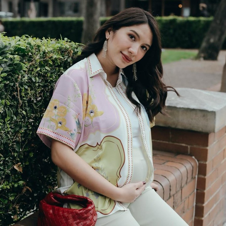 <p>Aktris Acha Sinaga tengah menanti kelahiran anak ketiganya yang berjenis kelamin perempuan. Saat ini, usia kehamilan Acha sudah masuk trimester ketiga, Bunda. (Foto: Instagram @achasinaga)</p>