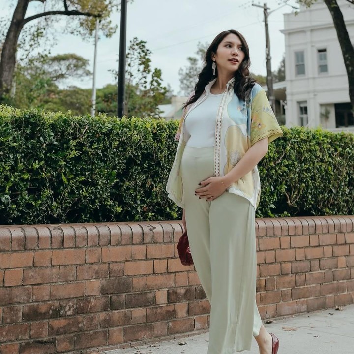 <p>Aktris Acha Sinaga saat ini tengah menjalani kehamilan ketiganya. Di usia kehamilan yang sudah masuk trimester akhir, Acha terlihat tidak banyak mengalami perubahan fisik selain <em>baby bump</em> yang sudah besar. Di kehamilan ketiganya ini, Acha juga sering padu padan pakaian modis yang membuat penampilannya terlihat fresh. (Foto: Instagram @achasinaga)</p>