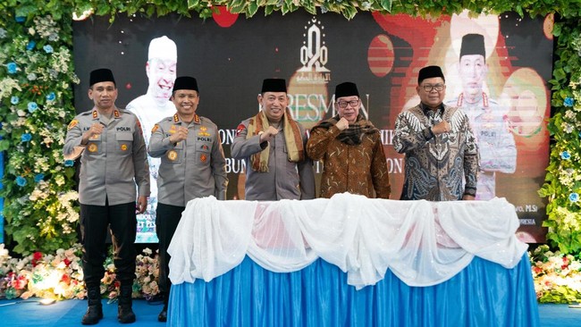 Pada program TJSL ini, Bank Mandiri membangun gedung pondok pesantren tiga lantai yang terdiri dari berbagai fasilitas penunjang, termasuk aula dan ruang kelas.