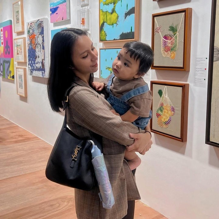 <p>Misalnya saja, <em>postingan</em> terbaru Clairine langsung diserbu komentar netizen yang salah fokus dengan wajah lucu Elio. “Lucu banget Liooo,” tulis akun <em>@margaretha****.</em> “Kenapa bayikk ini gemoy bgt ya,” tulis akun <em>@cehdew****. </em>(Foto: Instagram@clairinclay)</p>