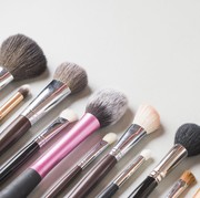 6 Cara Mudah Bersihkan Kuas Makeup, Agar Bebas Bakteri dan Nggak Bikin Jerawatan!