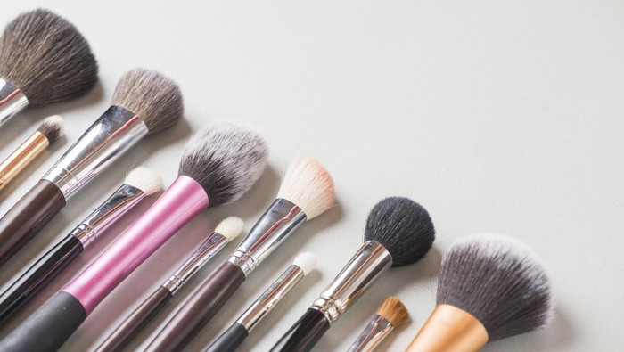6 Cara Mudah Bersihkan Kuas Makeup, Agar Bebas Bakteri dan Nggak Bikin Jerawatan!