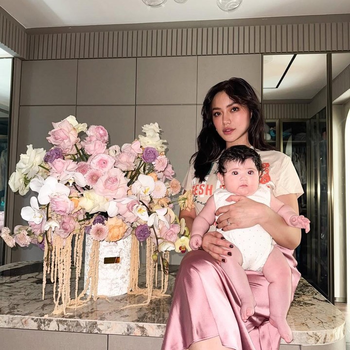 <p>Jessica Iskandar kini tengah menikmati waktunya untuk mengasuh dan menyusui putri sulungnya Hagia Alyara Verhaag yang lahir 2 Desember 2024.<br />Jedar mengaku ia memang tak pernah kesulitan atau kekurangan dalam menyusui anak-anaknya. Oleh karena itu, ia pun kembali menjadi donor ASI untuk ketiga kalinya. Foto: Instagram @inijedar</p>