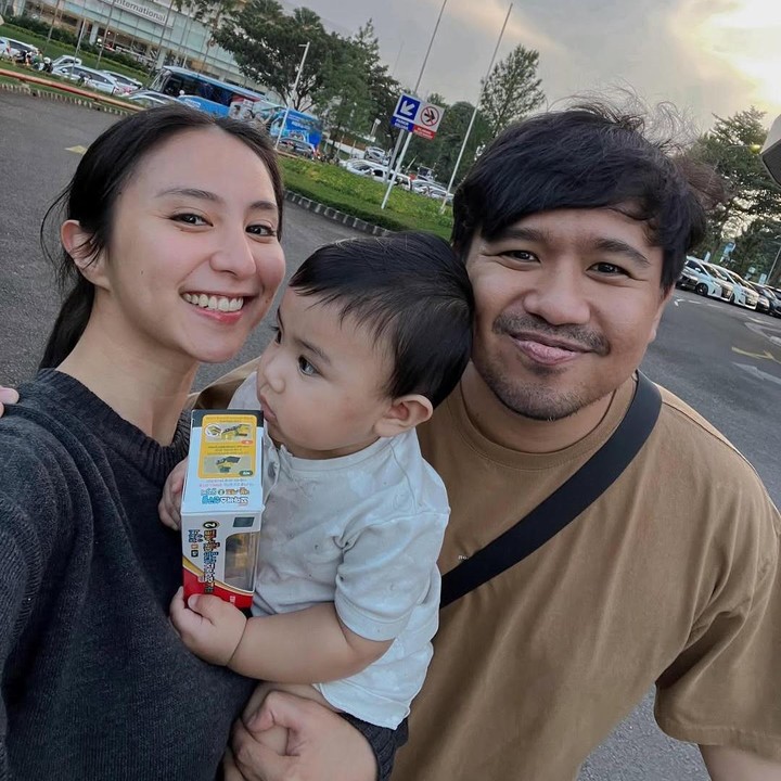 <p>Sama seperti orang tua pada umumnya, Joshua dan Clairine cukup aktif membagikan perkembangan Elio di media sosial. Tak mengherankan jika kini sang putra sudah banyak penggemarnya nih, Bunda. (Foto: Instagram@jojosuherman)</p>