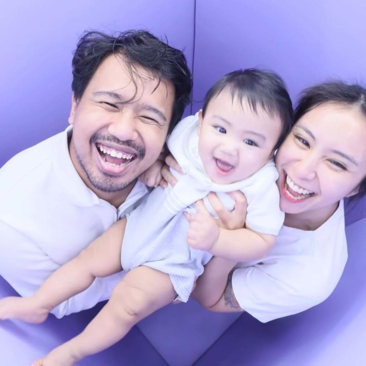 <p>Pelantun lagu anak-anak berjudul <em>Cit-Cit-Cuit</em> ini juga masih aktif di dunia hiburan. Bahkan, kini kehidupan rumah tangganya sering kali menjadi sorotan publik. Joshua Suherman menikah dengan Clairine Clay pada 2021 dan dikaruniai anak laki-laki menggemaskan bernama Elio B. Suherman. (Foto: Instagram@jojosuherman)</p>