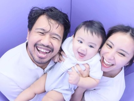 5 Potret Joshua Suherman Bareng Sang Istri Clairine Clay dan Putranya yang Menggemaskan