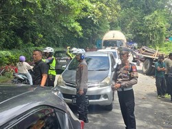 Laka Beruntun di Padang Panjang: Truk Tabrak 6 Mobil-3 Motor, 12 Orang Luka