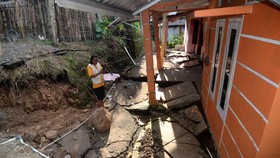 FOTO: Ratusan Rumah Rusak Imbas Tanah Bergerak di Brebes