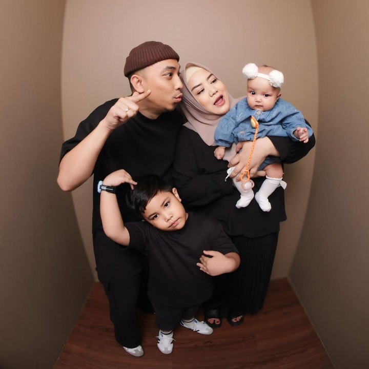 <p>"Maklum, yang baju biru belum bisa baca <em>chat</em> di grup keluarga," tulis Risa nyeleneh seraya mengunggah potret bersama keluarganya. (Foto: Instagram: @risa_saraswati)</p>