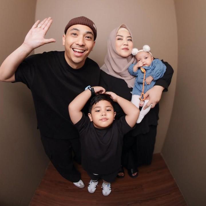 <p>Tidak hanya berdua, turut hadir pula suami Risa, Dimas Trio Aditiyo dan anak pertamanya, Anaking Raga Janari. Mereka kompak mengenakan pakaian serba hitam sementara Kinanti mengenakan setelah biru dan bando putih. (Foto: Instagram: @risa_saraswati)</p>