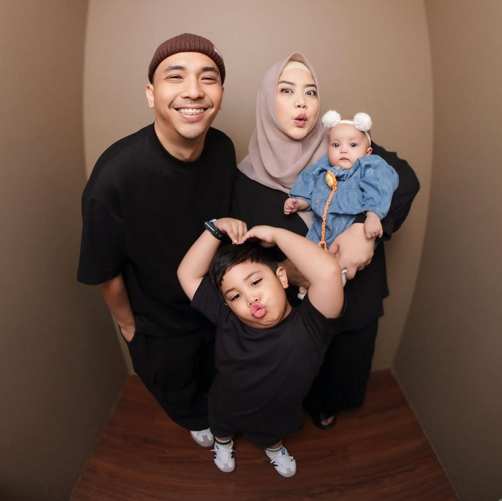 <p>Mengintip dari laman Instagram-nya, Risa kerap membangikan potret kebersamaan dengan sang putri. Belum lama ini, keduanya bahkan melakukan photobox bareng. (Foto: Instagram: @risa_saraswati)</p>