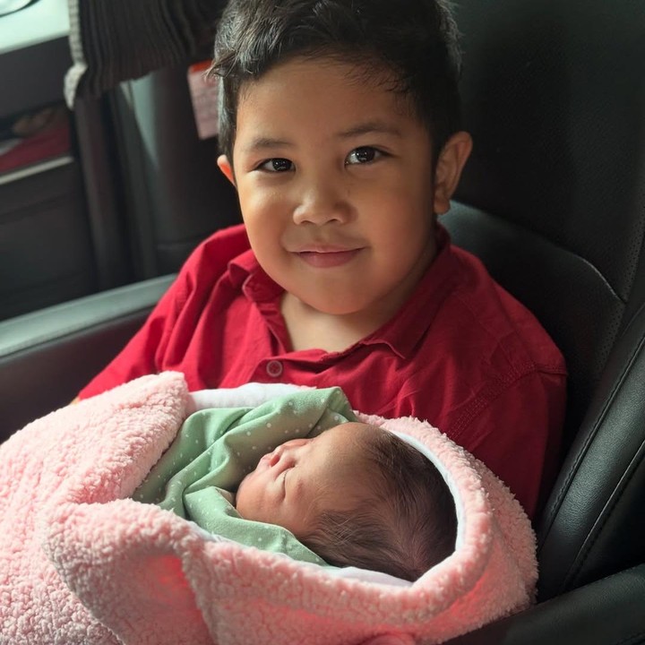<p>Risa juga kerap membagikan momen kebersamaan Kinanti dengan anak sulungnya yang kerap disapa Ari. Bahkan, Ari kerap membantu sang Bunda menjaga adiknya. (Foto: Instagram: @risa_saraswati)</p>