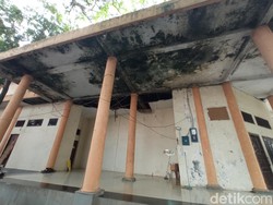 Miris Gedung Kesenian Kota Cirebon yang Diselimuti Lumut