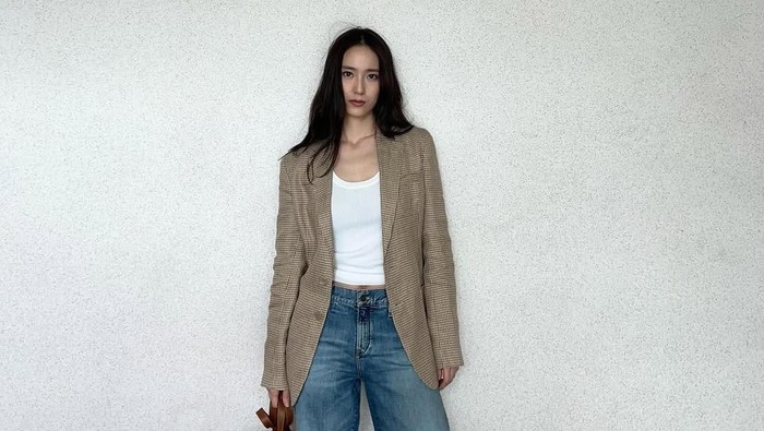 img-title Get The Look: Inspirasi Gaya Kasual Pakai Blazer dari Krystal Jung