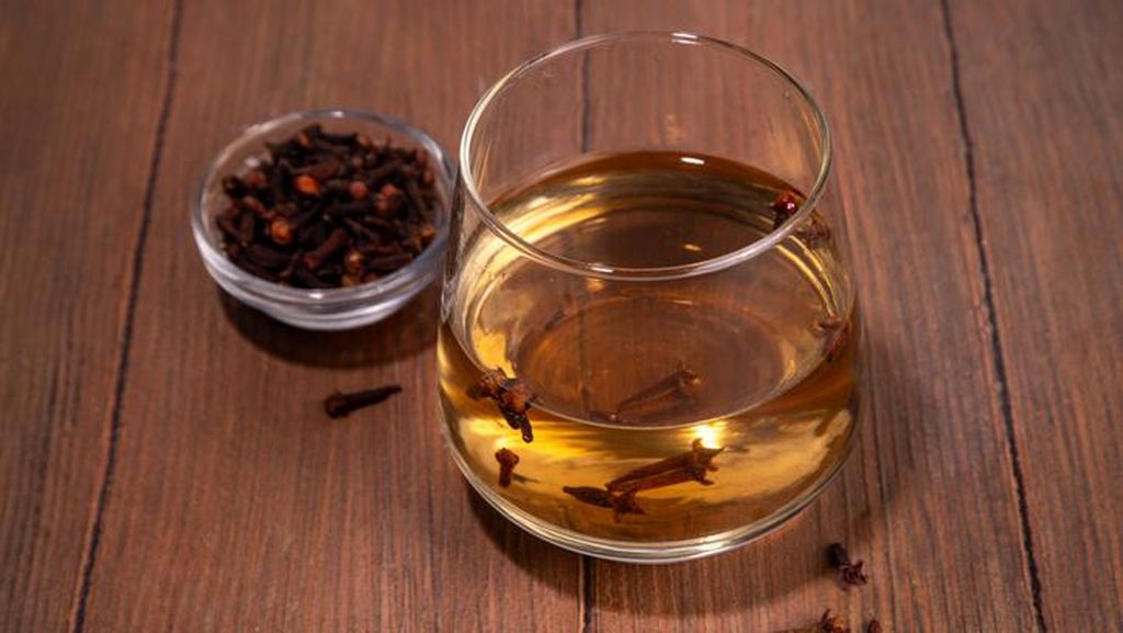 5 Manfaat Air Rendaman Cengkeh, Coba Minum Tiap Malam