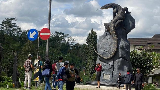 Setelah viral di media sosial, patung biawak di Wonosobo, Jawa Tengah, menjadi banyak dikunjungi wisatawan, karena bentuknya mirip dengan wujud asli biawak.