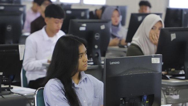 Hasil SNBT 2025 Diumumkan, Berikut 10 PTN Pendaftar Terbanyak Hasil Seleksi Nasional Berdasarkan Tes (SNBT) 2025 telah diumumkan pada hari ini, sebanyak 253.421 peserta dinyatakan lulus.