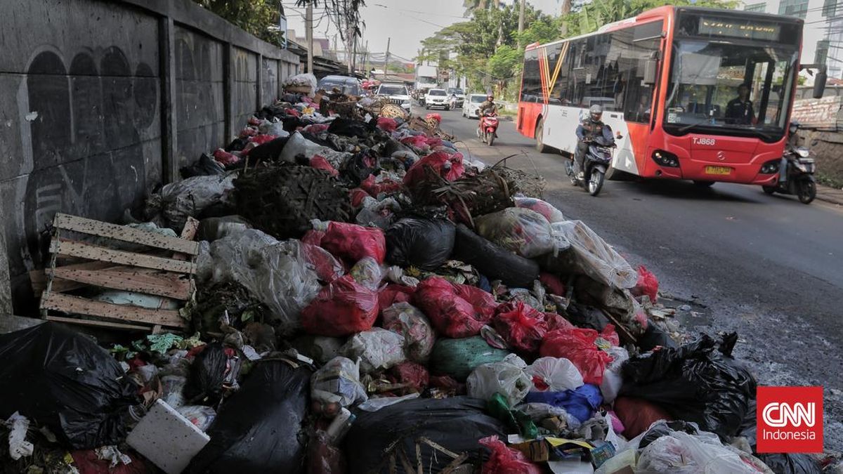 Pemkot Tangsel Buka Suara Soal Bau Menyengat Sampah di Ciputat