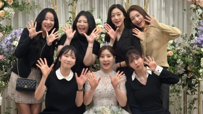Girl Group K-Pop Generasi 2 Rainbow Berkumpul dalam Formasi Lengkap di Momen Pernikahan Noeul