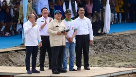 Prabowo Tebar Benih Padi Pakai Drone, Yakin RI Swasembada Pangan