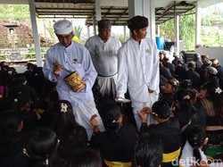 Khidmat Umat Hindu Suku Tengger di Probolinggo Rayakan Hari Raya Galungan