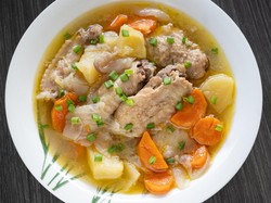 Resep Sup Sayap Ayam Berkaldu Gurih dengan Isian Sayuran