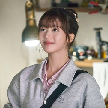 Modis! Intip Adu Gaya Kampus ala Roh Jeong Eui di Drama Crushology 101 dan Dear. M