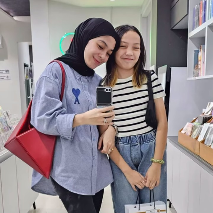 <p>"Benar-benar kayak ngedip saja tau-tau segede ini Kak. Sudah 12 tahun ini Kakak jadi guru terbaik dalam hidup Umi, Nak. Enggak sabar deh untuk cerita-cerita kita ke depannya. Salah satu wishlist Kakak untuk ulang tahun kali ini adalah punya akun Instagram yang tentunya masih dikontrol Umi dan Abi hehehe. Hadirlah <em>@btariembunnn</em>. Boleh di <em>follow</em> om dan tante hehehe," kata Dian. (Foto: Instagram: @dianayulestari)</p>