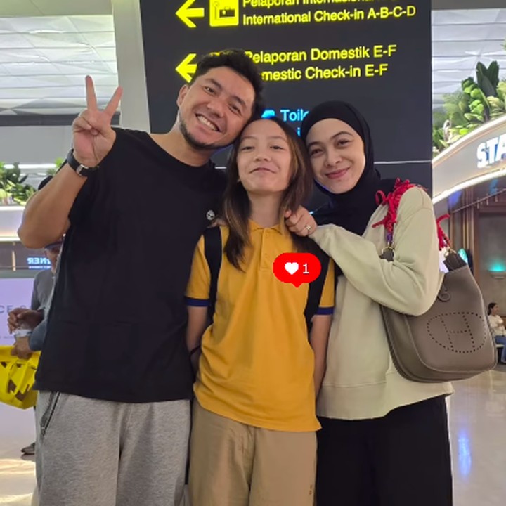 <p>Putri sulung Dian Ayu dan Ananda Omesh, Btari Embun Anandayu, baru saja berulang tahun, Bunda. Gadis cantik yang lahir pada 23 April 2013 itu kini sudah genap berusia 12 tahun. (Foto: Instagram: @dianayulestari)</p>