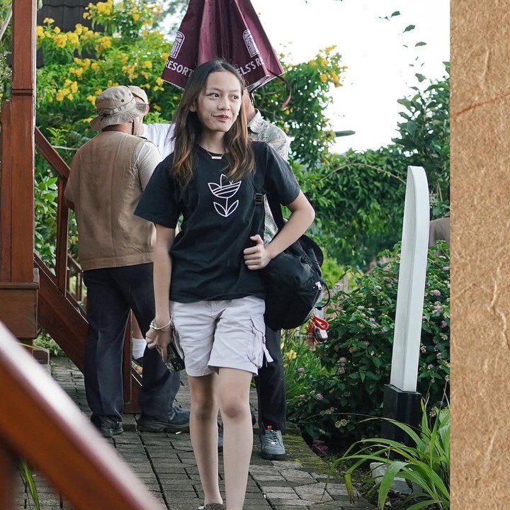 <p>Tidak hanya itu, Omesh dan Dian juga memberikan hadiah ulang tahun spesial, Bunda. Mereka membuatkan Embun sebuah akun Instagram. "Sudah 12 tahun umur anaknya. Kita surprise-in pas jam 12 dan kado ulang tahunnya sudah kita kasih tanggung jawab sosial media pertamanya <em>@btariembunn</em>, silakan di <em>follow</em> dan minta doa terbaik juga dari Om dan Tante semua ya," ujar Omesh. (Foto: Instagram: @omeshomesh)</p>