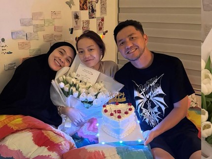 Momen Ultah ke-12 Embun Anak Dian Ayu & Omesh Dapat Kado Punya Akun Instagram Sendiri, Intip Potretnya