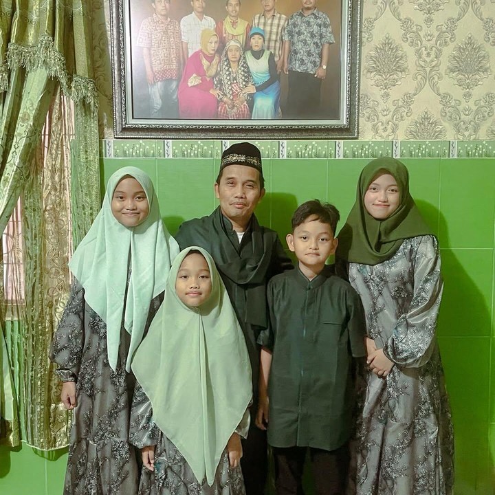<p>Ketika menjadi bintang tamu dalam acara <em>FYP TRANS7</em> beberapa waktu lalu, Ustaz Maulana mengungkapkan uang jajan keempat anaknya yang ternyata memiliki nominal yang berbeda. Ustaz Maulana menyebut uang ini akan dikelola sendiri oleh anak-anaknya. "Mashita Rp1,4 juta, Anwar Rp1,8 juta, Aira Rp2,4 juta, Naura Rp3,4 juta. Karena di kasihnya per tanggal 1. Iya (mereka menyusun uangnya sendiri). Jadi saya tidak mau tahu. Cukup atau tidak cukup, harus cukup," tutur Ustaz Maulana. (Foto: Instagram: @m_nur_maulana)</p>