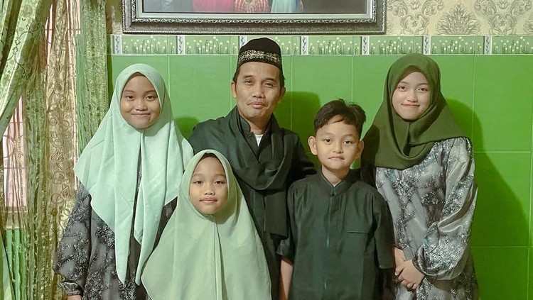 Ustaz Maulana dan Keluarga