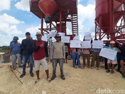 Dituding Bikin Permukiman Berdebu, Pabrik Cor Beton di Pati Didemo Warga